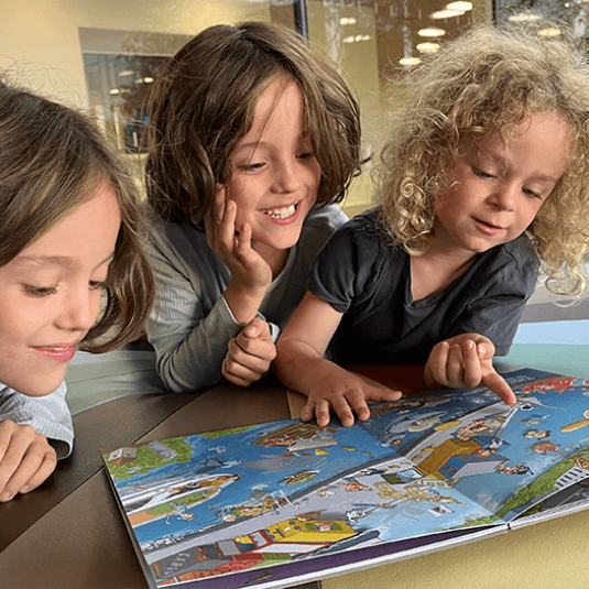 Stiftung Pro UKBB - Boby - Wimmelbuch - Kinderbuch - Bobys grosses Abenteuer - Masskottchen - Spenden - Kinder - Basel - kranke Kinder - Unterstützen - Bär - Steiff-Baer - Teddy